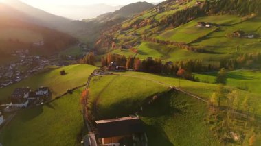 Dağ yamacındaki bir dağ köyünün havadan görünüşü. Dolomite Dağlarında güzel bir sonbahar, İtalyan Alpleri
