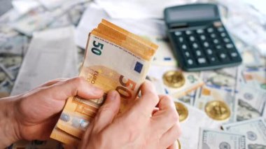 Ev muhasebesi konsepti. Adam para hesaplıyor, aylık konut giderleri, vergiler ve kredi kartı faturaları. Yavaş çekim