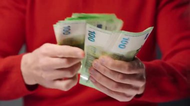 Avro banknotlarını sayan adam, yakın plan. Yatırım, başarı, finansal beklentiler veya kariyer ilerlemesi kavramı.