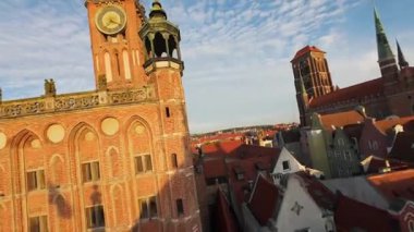 Gdansk Long Market 'in, Dlugi Targ' ın, ana belediye binası ve çevre işaretleriyle olağandışı hava görüntüleri. Gdansk, Polonya. FPV insansız hava aracı tarafından filme alındı..