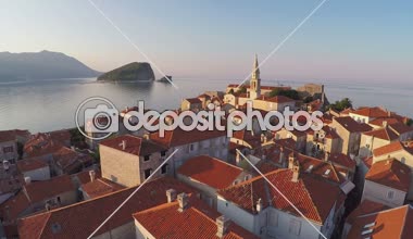 Budva, Karadağ tarihi kent üzerinde uçan