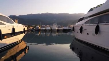 Budva, Karadağ için şafak Marina Yat üzerinde uçan