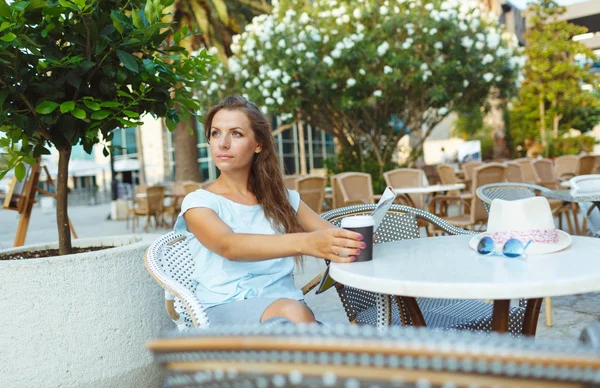 Mulher relaxante no café ao ar livre - beber café e leitura — Fotografia de Stock