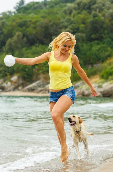 Plajda oynayan köpek kadınla — Stok fotoğraf