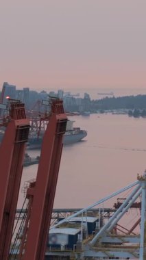 Şehir merkezindeki Vancouver Limanı 'nın hava görüntüsü günbatımında arka planda. British Columbia, Kanada