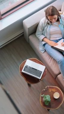 Kadının notlar yazıp konferans dinlemesi, evdeki kanepede uzanması. Yanında oturan tüylü kediler.