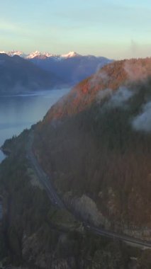 Gökyüzü Karayolu 'na, Howe Sesleri' ne ve fiyortlara. Squamish ve Vancouver arasında, British Columbia, Kanada. Farklı hızda çekilmiş - normal ve hızlandırılmış.