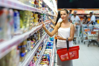 genç bir kadın için tahıl, alışveriş bakkal süpermarket toplu