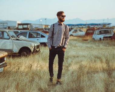 Gömlek ve yay giyen bir genç yakışıklı şık adam portresi-