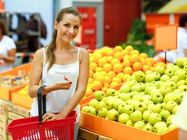 Mujer joven de compras en un supermercado en el departamento de frutas —  Fotos de Stock