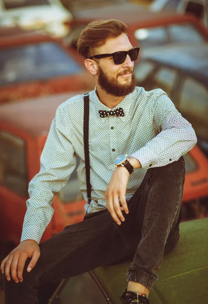 Retrato de um jovem bonito homem elegante, vestindo camisa e arco - — Fotografia de Stock