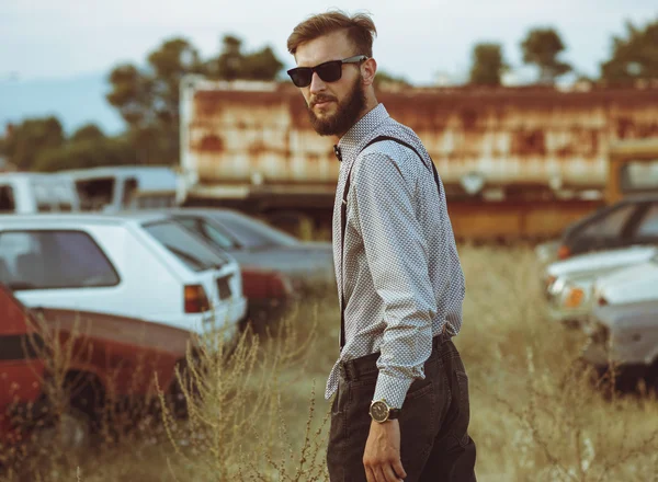 Retrato de um jovem bonito homem elegante, vestindo camisa e arco - — Fotografia de Stock