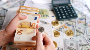 Ev muhasebesi konsepti. Adam para hesaplıyor, aylık konut giderleri, vergiler ve kredi kartı faturaları. Yavaş çekim