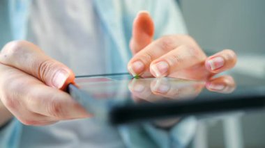 Sosyal medyada akıllı telefondan yayın yapan, dokunmatik ekranlara dokunan, kurye uygulaması kullanan bir kadın. Cep telefonu tutan kadın..