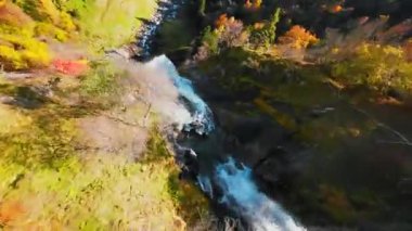 FPV İHA Meran, Güney Tyrol, İtalya yakınlarındaki Partschins Şelalesi 'nden uçuyor. Güzel sonbahar manzarası. Su geçirmez dron uçuyor..