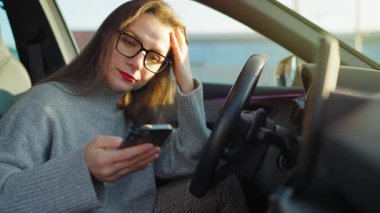 Arabada beklerken akıllı telefon kullanan mutlu güzel bir kadının portresi. Yavaş çekim