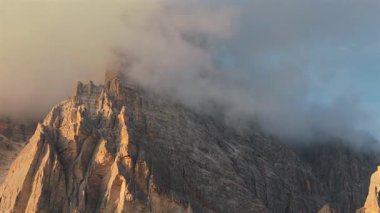 Bulutlu yüksek dağ sırasının havadan görünüşü. Dolomites, İtalya 'daki Cristallo Dağı. Güzel sonbahar manzarası