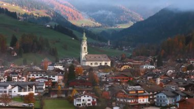 İtalyan Dolomitleri Alpleri 'ndeki Dobbiaco Dağı ve yeşil çayır manzarası, Trentino Alto Adige, İtalya sonbaharda.