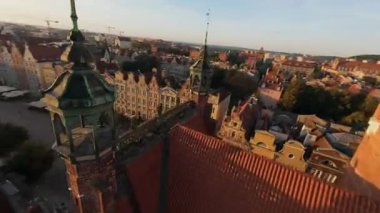Gdansk Long Market 'in, Dlugi Targ' ın, ana belediye binası ve çevre işaretleriyle olağandışı hava görüntüleri. Gdansk, Polonya. FPV insansız hava aracı tarafından filme alındı..