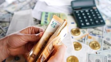 Ev muhasebesi konsepti. Adam para hesaplıyor, aylık konut giderleri, vergiler ve kredi kartı faturaları. Yavaş çekim