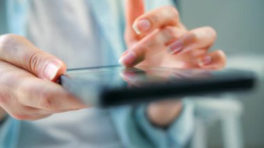 Sosyal medyada akıllı telefondan yayın yapan, dokunmatik ekranlara dokunan, kurye uygulaması kullanan bir kadın. Cep telefonu tutan kadın..