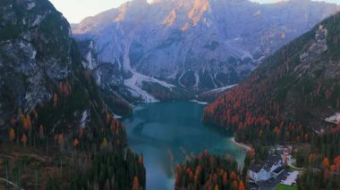Lago di Braies Gölü 'nün havadan görünüşü, ahşap köprüsü ve Alp Dağları' nda tekneleri olan romantik bir yer, Dolomitler, İtalya, Avrupa, İtalyan Alplerinde güzel bir göl, Lago di Braies in
