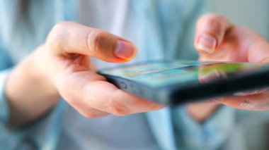 Sosyal medyada akıllı telefondan yayın yapan, dokunmatik ekranlara dokunan, kurye uygulaması kullanan bir kadın. Cep telefonu tutan kadın..