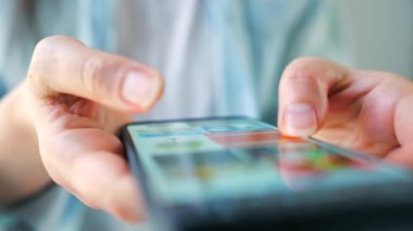 Sosyal medyada akıllı telefondan yayın yapan, dokunmatik ekranlara dokunan, kurye uygulaması kullanan bir kadın. Cep telefonu tutan kadın..