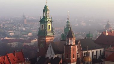 Wawel Kalesi Katedrali 'nin hava görüntüsü. Arka plandaki eski kasaba binaları. Cracow, Polonya. Yörünge atışı.