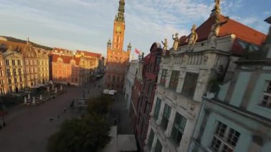 Gdansk Long Market 'in, Dlugi Targ' ın, ana belediye binası ve çevre işaretleriyle olağandışı hava görüntüleri. Gdansk, Polonya. FPV insansız hava aracı tarafından filme alındı..