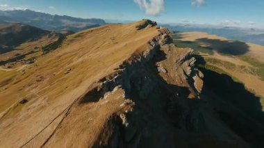 FPV İHA 'sı Alplerdeki Seceda, İtalya' nın keskin dağ uçurumlarına, Dolomite dağlarına yakın uçuyor..