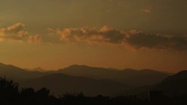 Gün batımı gökyüzünde uçak iniş — Stok video