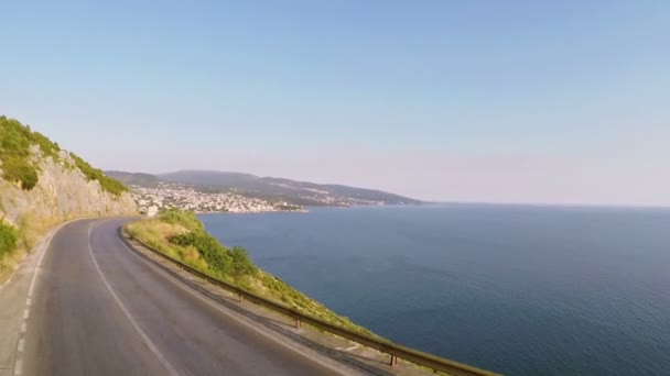 Vliegen over de snelweg in de buurt van de Adriatische Zee — Stockvideo