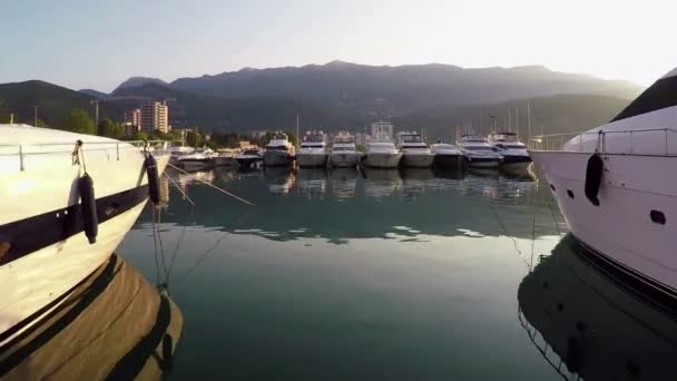 Survoler les yachts à l'aube — Video