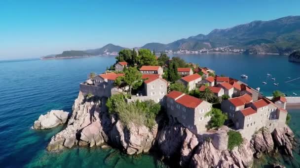 Volando sobre la isla de Sveti Stefan - fotografía aérea — Vídeos de Stock