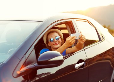 Şapka ve güneş gözlüğü oturma ben kendi kendine portre yapma genç kadın