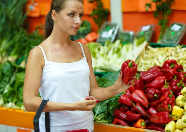 Mujer de compras en un supermercado en el departamento de frutas y v —  Fotos de Stock