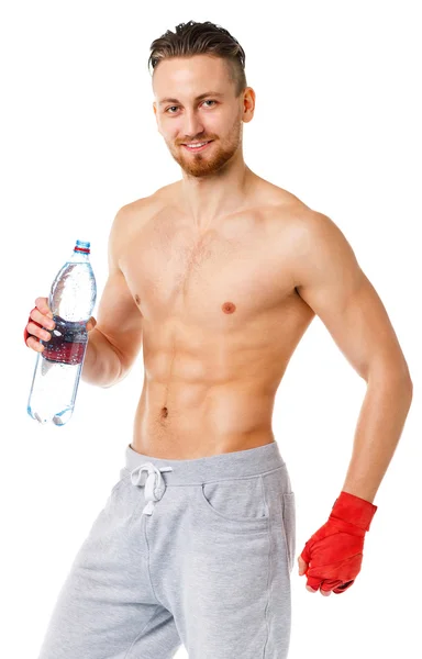 Esporte atraente homem vestindo bandagens de boxe e beber fresco — Fotografia de Stock