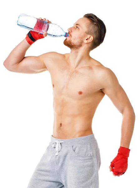Sport attraente uomo indossa bende da boxe e bere fresco — Foto Stock