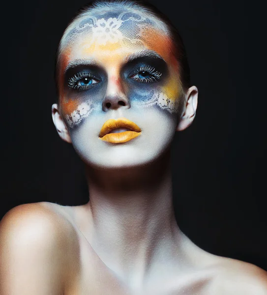 Портрет красивой гламурной девушки с темным макияжем глаз в f — стоковое фото