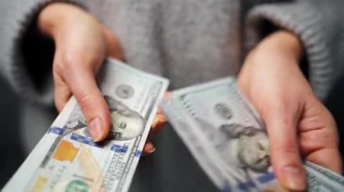 Amerikan Doları 'nı sayan bir kadın, yakın plan. Yatırım, başarı, finansal beklentiler veya kariyer gelişimi kavramı. Mali okuryazarlık ve planlama