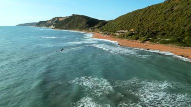 Yunanistan 'daki Korfu adasındaki sahil şeridinin havadan görüntüsü. Güzel deniz manzarası.