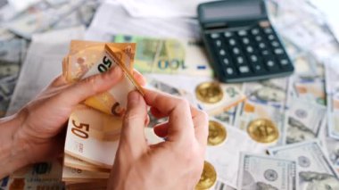 Ev muhasebesi konsepti. Adam para hesaplıyor, aylık konut giderleri, vergiler ve kredi kartı faturaları. Yavaş çekim