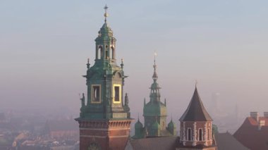 Wawel Kalesi Katedrali 'nin hava görüntüsü. Arka plandaki eski kasaba binaları. Cracow, Polonya.