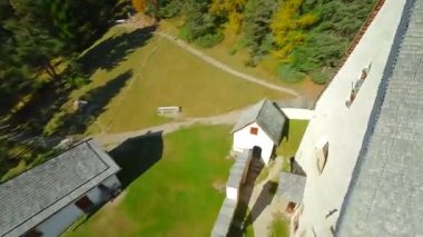 St. Jacob Kilisesi 'nin havadan görünüşü, arka planda Ortisei kasabasının yanındaki San Giacomo Kilisesi Langkofel grubunun dağları FPV insansız hava aracı ile filme alındı. Bolzano ili