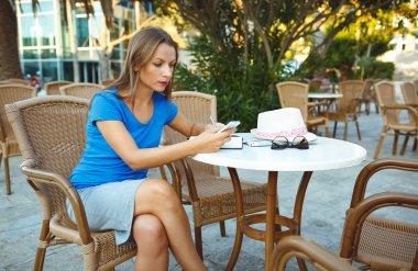 Samimi smartphone ve geçici kullanan bir genç kadın imajını ben notlar
