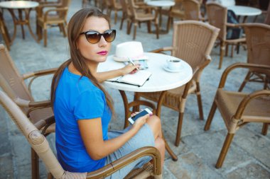 Samimi smartphone ve geçici kullanan bir genç kadın imajını ben notlar
