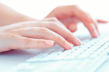 Eller veya klavyede yazarak işçisi kadın ofis