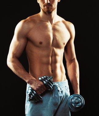 Siyah dumbbells ile atletik erkek