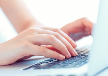 Eller veya klavyede yazarak işçisi kadın ofis